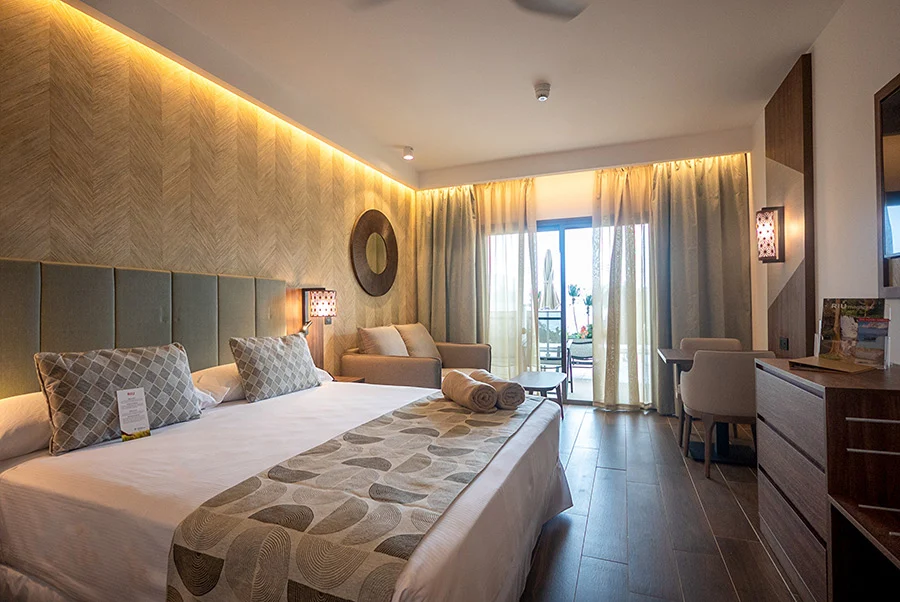 Junior Suite Swim-Up