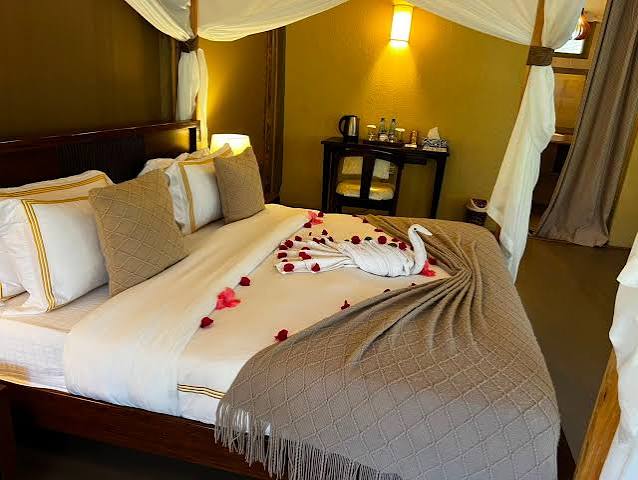 Deluxe Luxury Tents / Deluxe Cottages